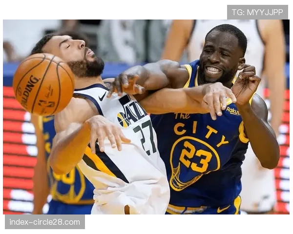 场边特写：追梦格林与裁判激烈交流，领到本赛季第16次技术犯规