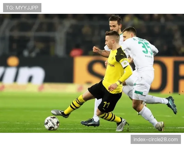 特写：看台上，罗伊斯注视着多特旧将贝林厄姆攻破拜仁球门